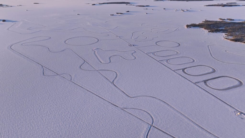 Vue d’ensemble d’un circuit sur neige, symbole des entraînements hivernaux du Circuit Paul Ricard